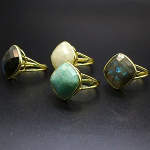 Vista detallada de anillos abiertos ajustables con piedra natural facetada en forma rombo
