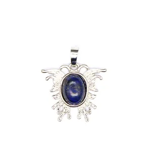 Nahaufnahme eines silbernen Mottenanhängers mit ovalem blauen Naturstein-Cabochon