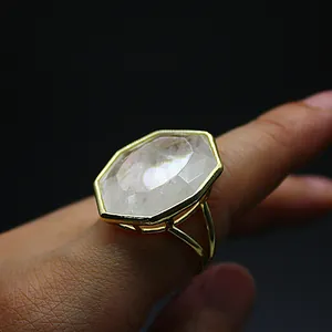 Vue macro d'une bague en cristal octogonale avec anneau fendu doré ajustable