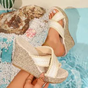 Détails des sandales compensées tressées à plateforme avec brides à franges bohèmes.