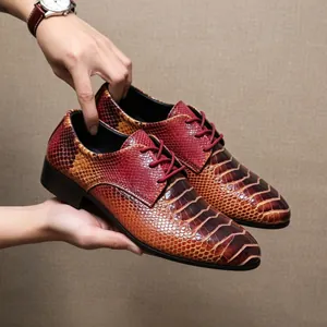 Detailansicht von Herren-Oxfords mit Schlangenmuster-Struktur in kräftigen Rot- und Brauntönen.
