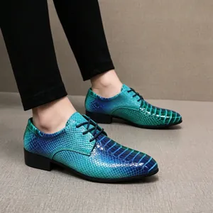Seitendetail der spitzen Herrenschuhe aus Leder mit blaugrüner Kroko-Struktur