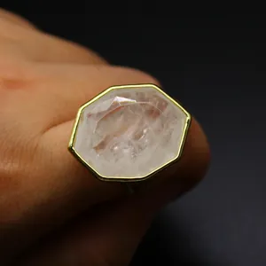 Vue détaillée d'une grande bague en cristal octogonale avec un anneau doré réglable