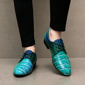 Nahaufnahme von spitzen Herren-Lederschuhen mit einem lebendigen grünen und blauen Steinmuster
