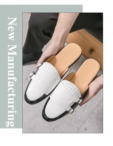 Mules formales para hombre con textura de cocodrilo blanco y detalles de charol negro