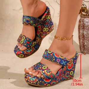 Vue détaillée de sandales compensées à motif bohème coloré avec talon plateforme de 10 cm