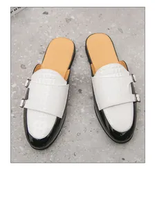 Vista detallada de mocasines hombre estilo británico con textura de cocodrilo blanco y hebillas