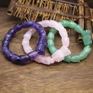 Makro-Detail von drei Naturstein-Perlenarmbändern mit Drachenkopf in verschiedenen Farben