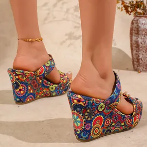 Gros plan sur des sandales compensées bohèmes avec motifs mandala et talons plateformes.