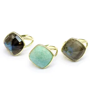 Elegantes anillos dorados ajustables con piedras naturales talladas labradorita y amazonita.