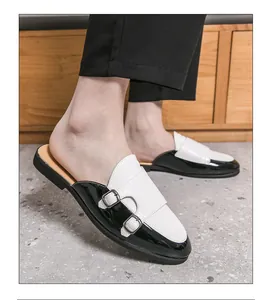 Vista detallada de elegantes mocasines sin talón para hombre en blanco y negro con doble hebilla