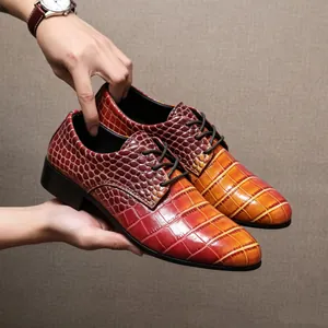 Detailansicht der Herrenschuhe mit spitzer Kappe und rotem Steinmuster-Farbverlaufstextur