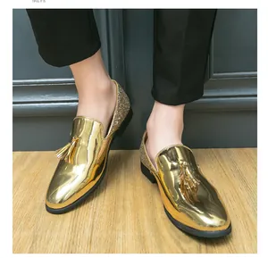 Détail de mocassins à glands dorés brillants avec talon pailleté et style à enfiler