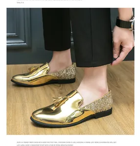 Détail de mocassins à glands dorés pour hommes avec bout métallique et talon à paillettes