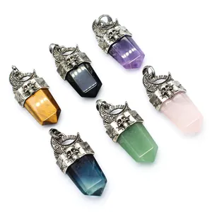 Vue macro détaillée de pendentifs en cristal hexagonal avec motifs tête de mort et lune