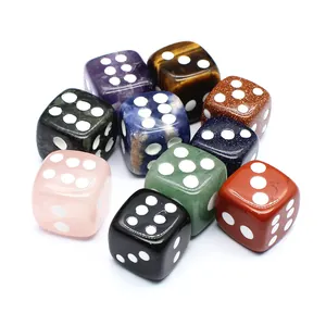 Primer plano de una colección de dados de juego D6 de piedra natural pulida y cristal