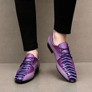 Detailansicht lila Herren-Spitzschuh aus Leder mit glänzendem Krokoprägung-Muster.