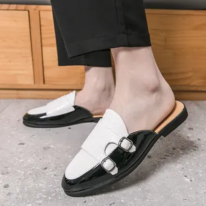 Mules de negocios para hombre en blanco y negro con patrón de cocodrilo y hebillas