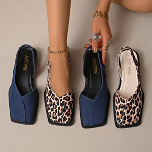 Vista dettagliata di eleganti sandali piatti a punta quadrata in denim e motivi leopardati