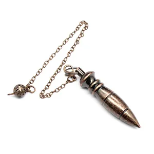 Primo piano di pendolo conico in ottone vintage con catena e sfera