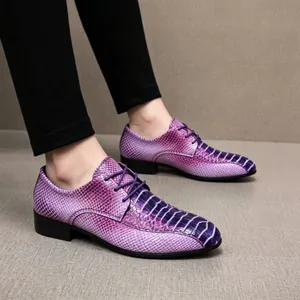 Seitenansicht der lila Herrenschuhe mit Kroko-Prägung und eleganter spitzer Zehenpartie
