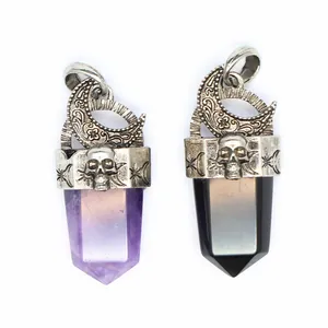 Détail des pendentifs en cristal lune et crâne vintage en couleurs violet et noir