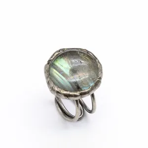 Dettaglio di anello vintage ossidato con pietra di labradorite iridescente