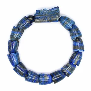 Detailansicht eines natürlichen Lapislazuli-Armbands mit geschnitztem Drachenkopf.