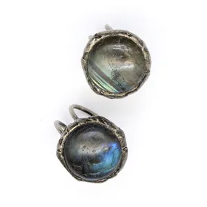 Primo piano di anelli stile vintage con pietre di labradorite naturale cangiante