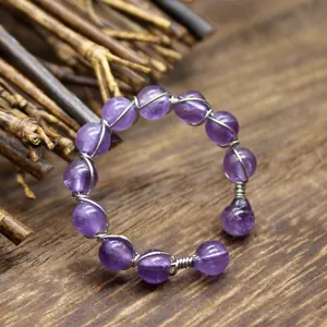 Detaillierte Makroansicht eines handgefertigten Amethyst-Kristallperlen-Rings Natur