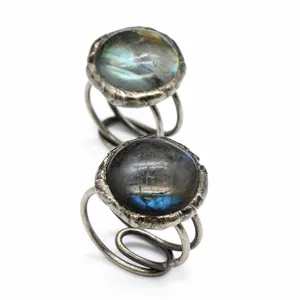 Dettaglio ravvicinato di anelli vintage con pietre di labradorite dai riflessi blu