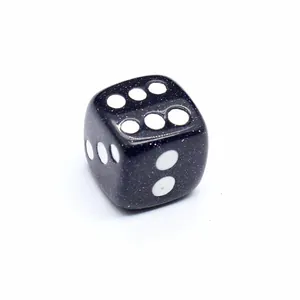 Primer plano de un dado de piedra azul con puntos blancos grabados para juegos de mesa