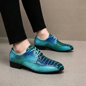 Detailansicht Herren-Spitzschuh mit blau-grünem Krokodilmuster-Gradient Design