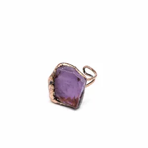 Vista macro dettagliata di un'ametista viola grezza incastonata in un anello vintage