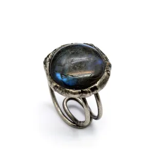 Dettaglio di un anello vintage in argento con labradorite blu cangiante e fascia a spirale