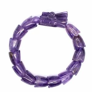 Detailansicht eines handgeschnitzten lila Amethyst Drachenkopf-Armbands