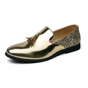 Mocassins à glands dorés brillants pour hommes avec détails pailletés étincelants au talon
