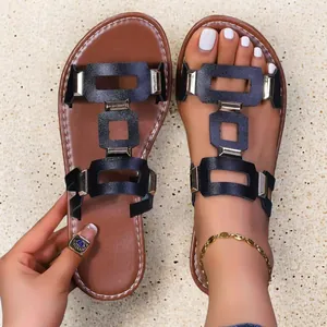 Vue détaillée de sandales de plage plates pour femmes avec boucles noires