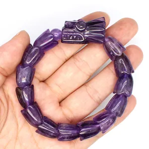 Detailaufnahme eines Drachenkopf-Armbands aus natürlichem violettem Amethyststein