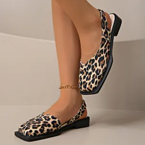 Dettaglio dei sandali slingback maculati con un moderno design a punta quadrata