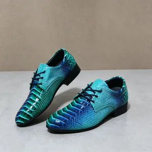 Lebhafte blau-grüne Herren-Oxfords mit spitzer Kappe und glänzender Krokodilleder-Struktur.