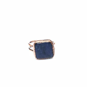 Vista dettagliata di anello vintage con pietra naturale di cianite quadrata blu scuro