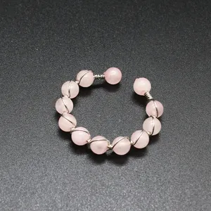 Nahaufnahme eines handgefertigten Rings mit rosa Kristallperlen