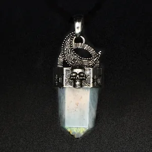 Vue détaillée d'un pendentif gothique avec lune, tête de mort et cristal de pierre.