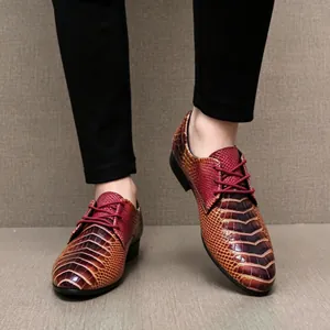Elegante Herren-Spitzschuhe aus Leder mit glänzender Krokodil-Struktur im britischen Look