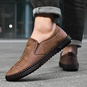 Détail de mocassins en cuir marron respirant pour hommes avec semelle robuste durable.