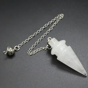 Gedetailleerd overzicht van natuurlijk wit kristallen pendel met zilveren ketting.