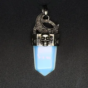 Vue détaillée d'un pendentif gothique lune et crâne avec un cristal d'opalite brillant.