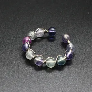 Detailansicht eines drahtumwickelten offenen Rings mit bunten Natursteinperlen und Kristallen.