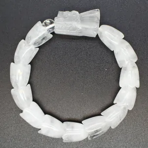 Detailansicht eines handgeschnitzten weißen Quarz-Drachenarmbands mit Drachenkopf